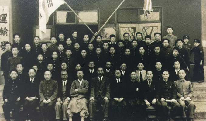 1947년 운수학교 전기과 제1회 졸업기념 사진