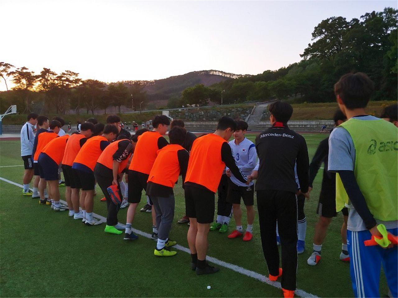 축구 동아리(깁스) 악수사진